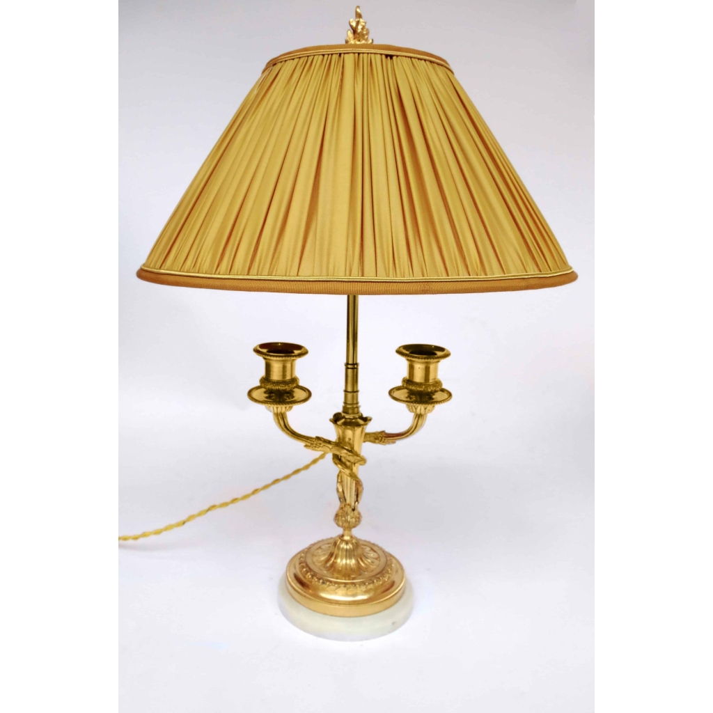 Paire de bougeoirs de style Louis XVI à deux bras de lumière montés en lampe, bronze doré, circa 1880