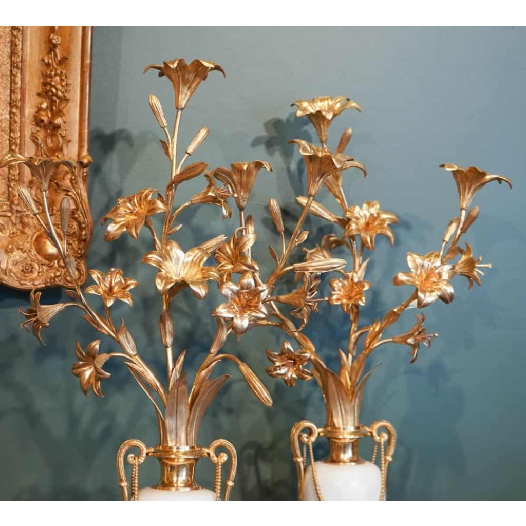 Paire de vases Louis XVI en marbre et bronze doré. | Biron Paire de vases Louis XVI en marbre et bronze doré.