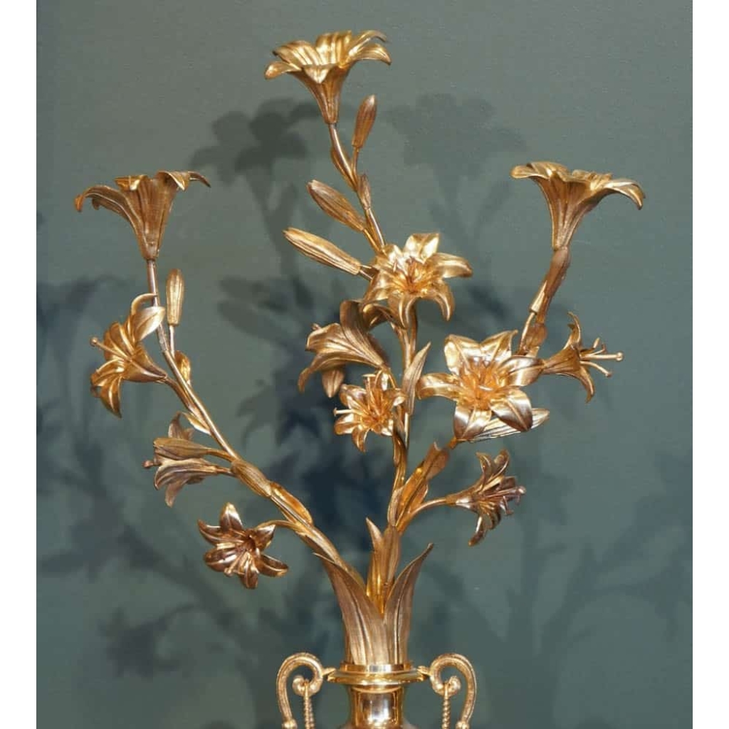 Paire de vases Louis XVI en marbre et bronze doré. | Biron Paire de vases Louis XVI en marbre et bronze doré.