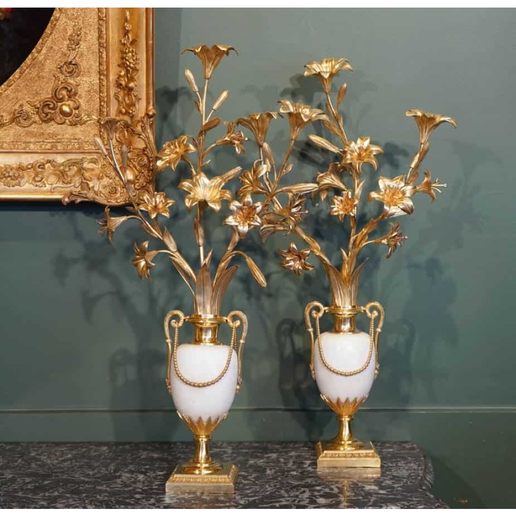 Paire de vases Louis XVI en marbre et bronze doré. | Biron Paire de vases Louis XVI en marbre et bronze doré.