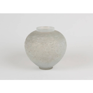 René LALIQUE (1860-1945) Vase "Gui" opalescent