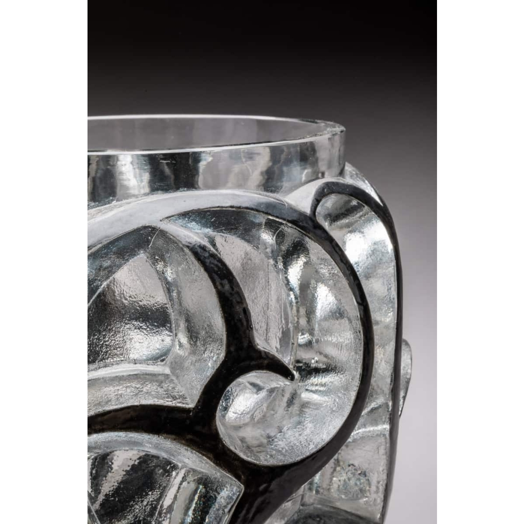 René LALIQUE Vase « Tourbillons » émaillé noir dit aussi « Volutes en relief » | Biron René LALIQUE Vase "Tourbillons" émaillé noir dit aussi "Volutes en relief"