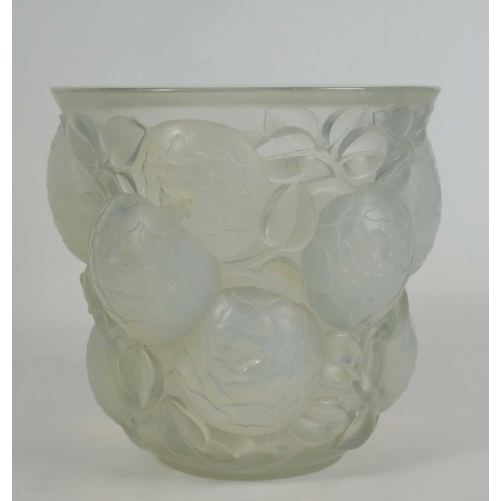 RENÉ LALIQUE (1860-1945) vase « Oran » Opalescent dit aussi « gros dalhias » | Biron RENÉ LALIQUE (1860-1945) vase "Oran" Opalescent dit aussi "gros dalhias"