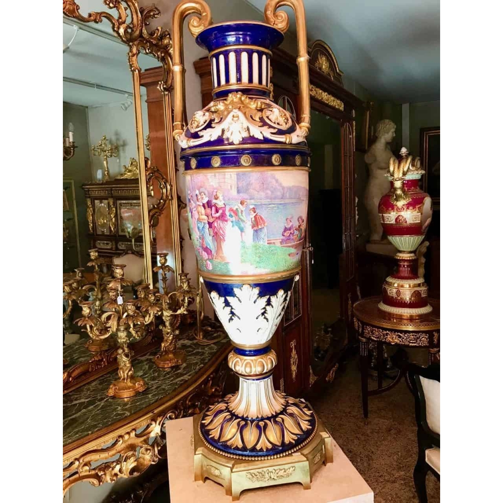 Grand vase de sèvres, anses en porcelaine, signé, Lucot. Ref: 305. | Biron |||||