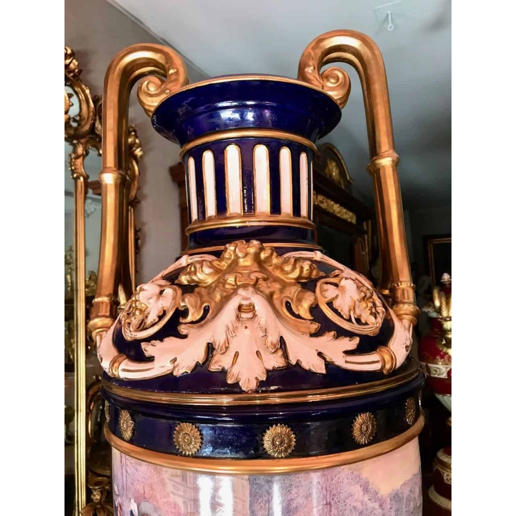 Grand vase de sèvres, anses en porcelaine, signé, Lucot. Ref: 305. | Biron Grand vase de sèvres, anses en porcelaine, signé, Lucot. Ref: 305.