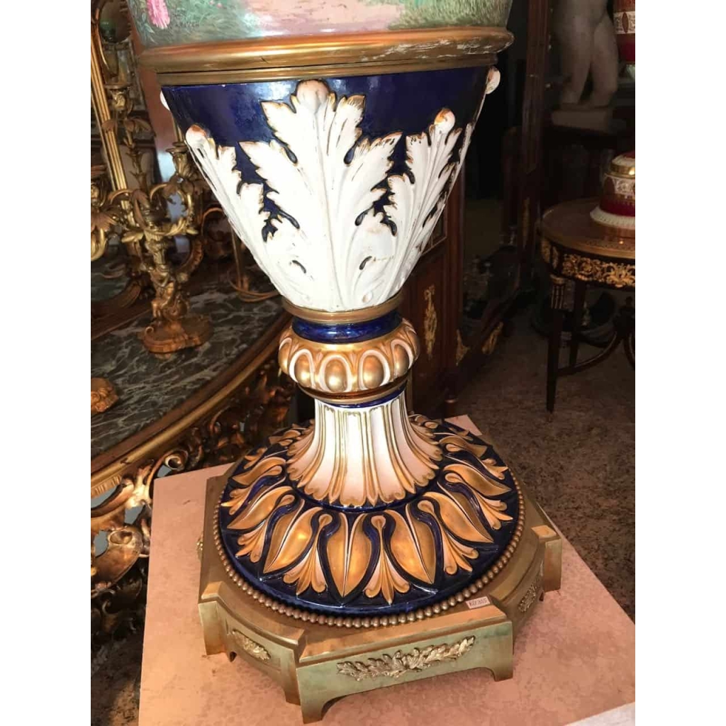 Grand vase de sèvres, anses en porcelaine, signé, Lucot. Ref: 305. | Biron Grand vase de sèvres, anses en porcelaine, signé, Lucot. Ref: 305.