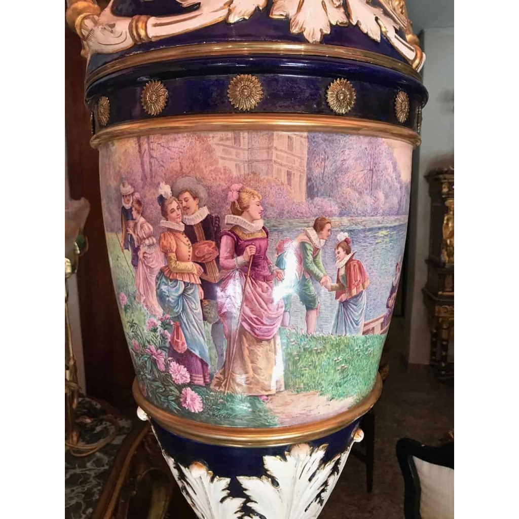 Grand vase de sèvres, anses en porcelaine, signé, Lucot. Ref: 305. | Biron Grand vase de sèvres, anses en porcelaine, signé, Lucot. Ref: 305.