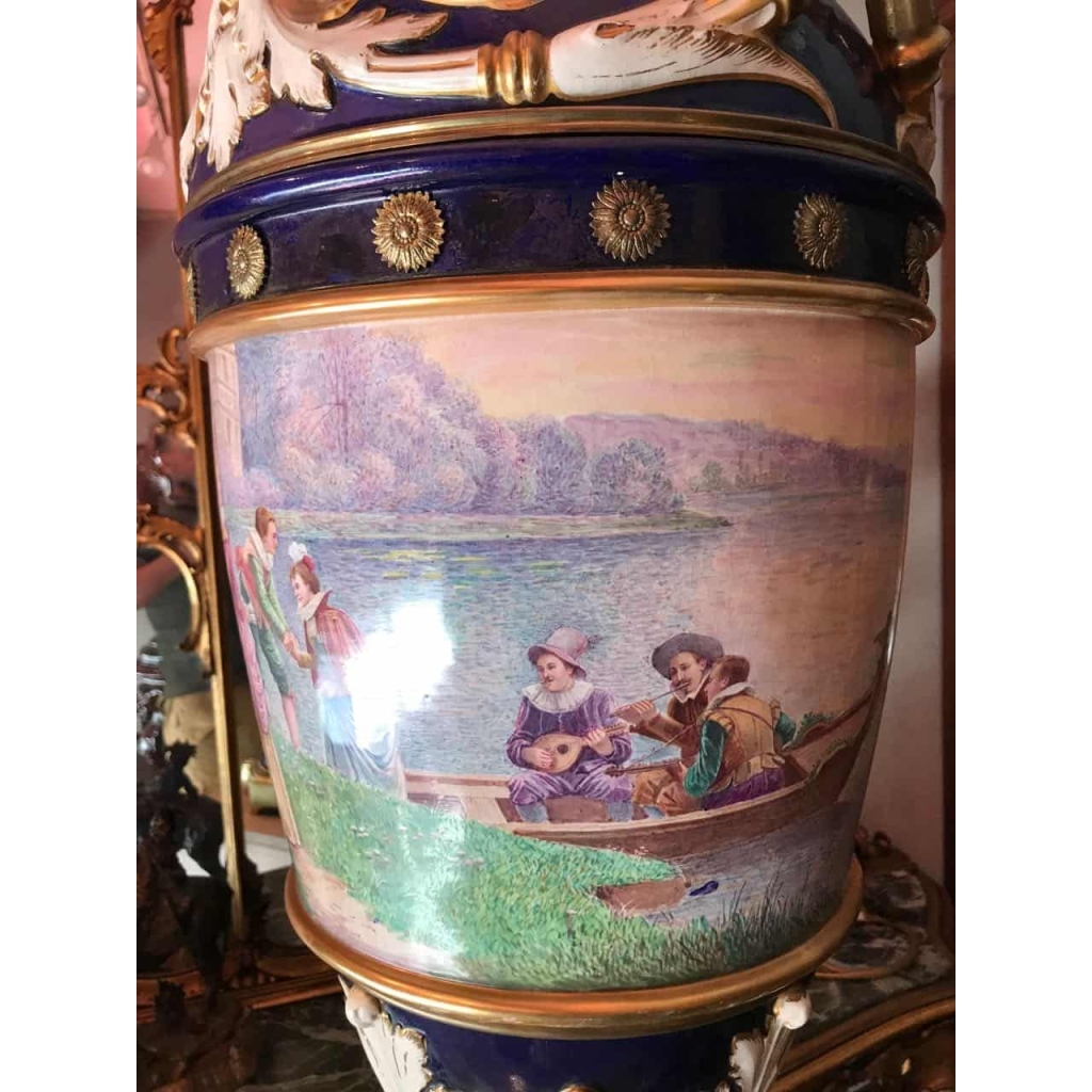 Grand vase de sèvres, anses en porcelaine, signé, Lucot. Ref: 305. | Biron Grand vase de sèvres, anses en porcelaine, signé, Lucot. Ref: 305.