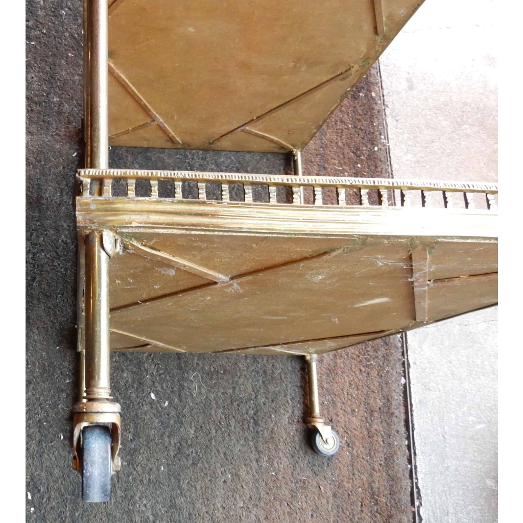 1950/70 Paire de Dessertes Roulantes Maison Jansen en Laiton et Bronze Doré Avec Galeries Ajourées | Biron 1950/70 Paire de Dessertes Roulantes Maison Jansen en Laiton et Bronze Doré Avec Galeries Ajourées