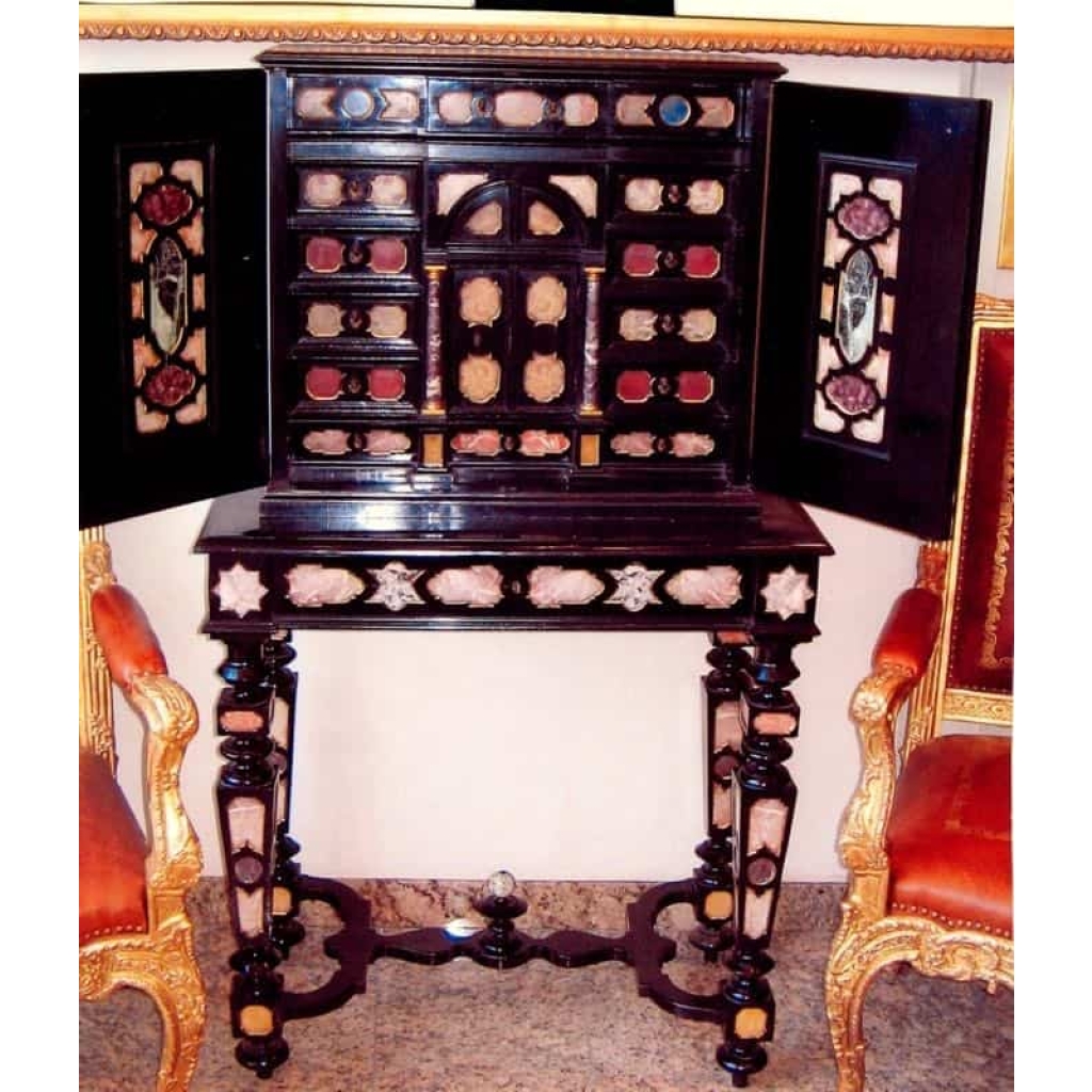Petit cabinet italien en bois noirci et pierres dures. Ref: 267. | Biron ||||||||||