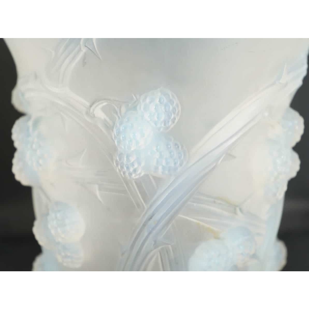René Lalique Opalescent Vase "Mûres"