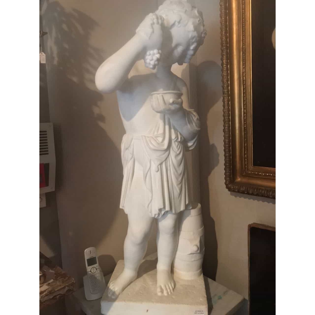 Statue en marbre blanc, »Enfant aux raisins ». Ref:13 | Biron ||||