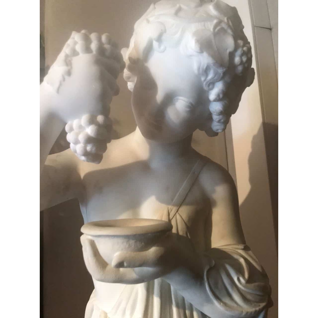 Statue en marbre blanc, »Enfant aux raisins ». Ref:13 | Biron Statue en marbre blanc,"Enfant aux raisins". Ref:13