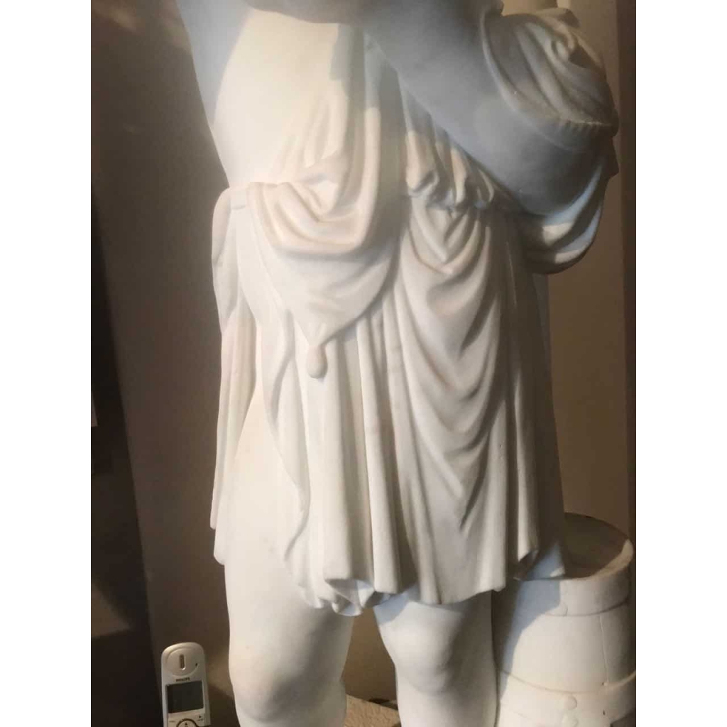 Statue en marbre blanc, »Enfant aux raisins ». Ref:13 | Biron Statue en marbre blanc,"Enfant aux raisins". Ref:13