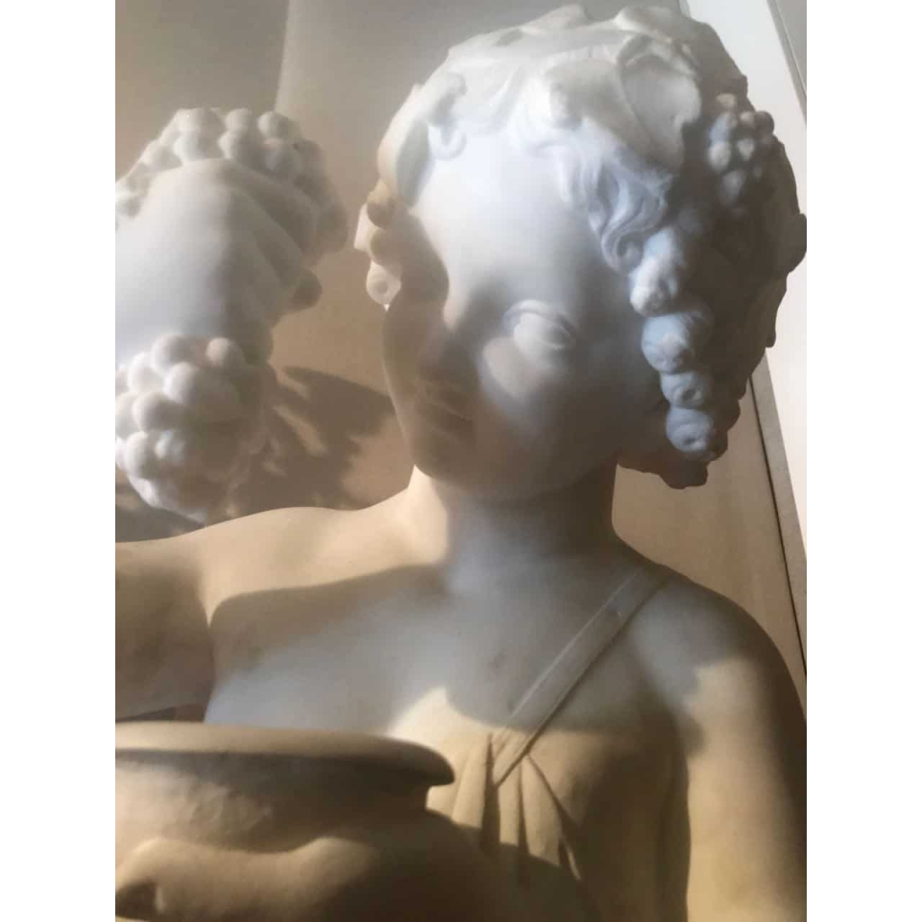 Statue en marbre blanc, »Enfant aux raisins ». Ref:13 | Biron Statue en marbre blanc,"Enfant aux raisins". Ref:13