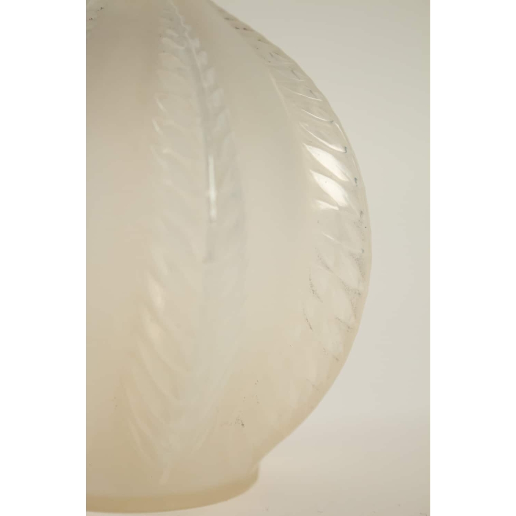 René LALIQUE (1860-1945) Vase « Malines » Opalescent | Biron René LALIQUE (1860-1945) Vase "Malines" Opalescent