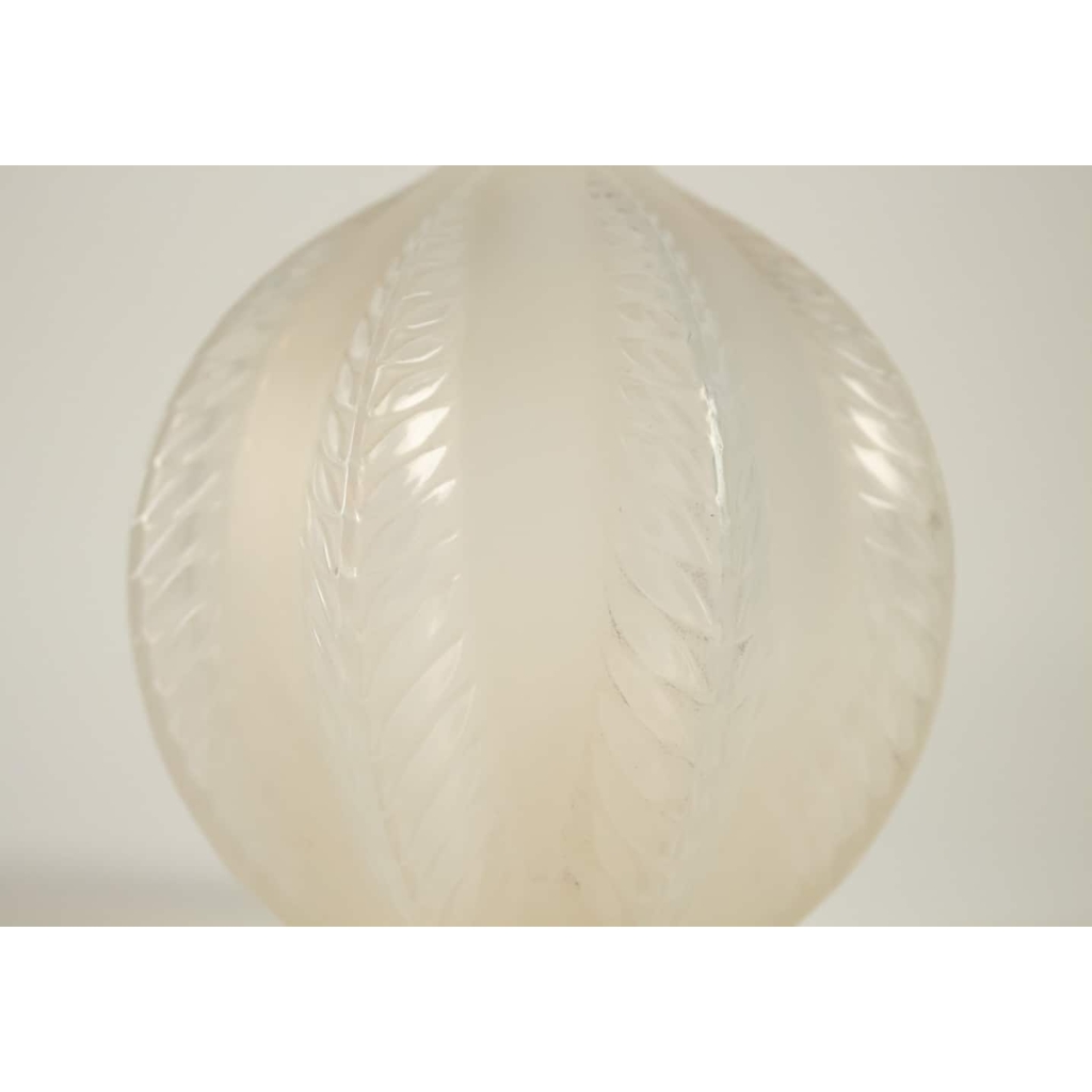 René LALIQUE (1860-1945) Vase « Malines » Opalescent | Biron René LALIQUE (1860-1945) Vase "Malines" Opalescent