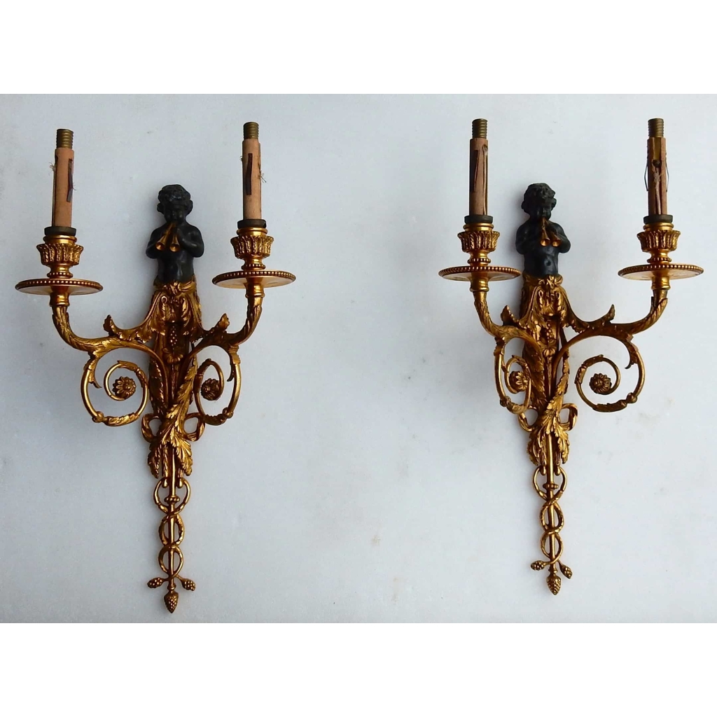 1900′ Paire d Appliques à Deux Bras de Lumière de Style Louis XVI en Bronze Doré d’Après un Modèle de Jean HAURE à Décor de Bustes d’Enfants Musiciens | Biron ||||||||