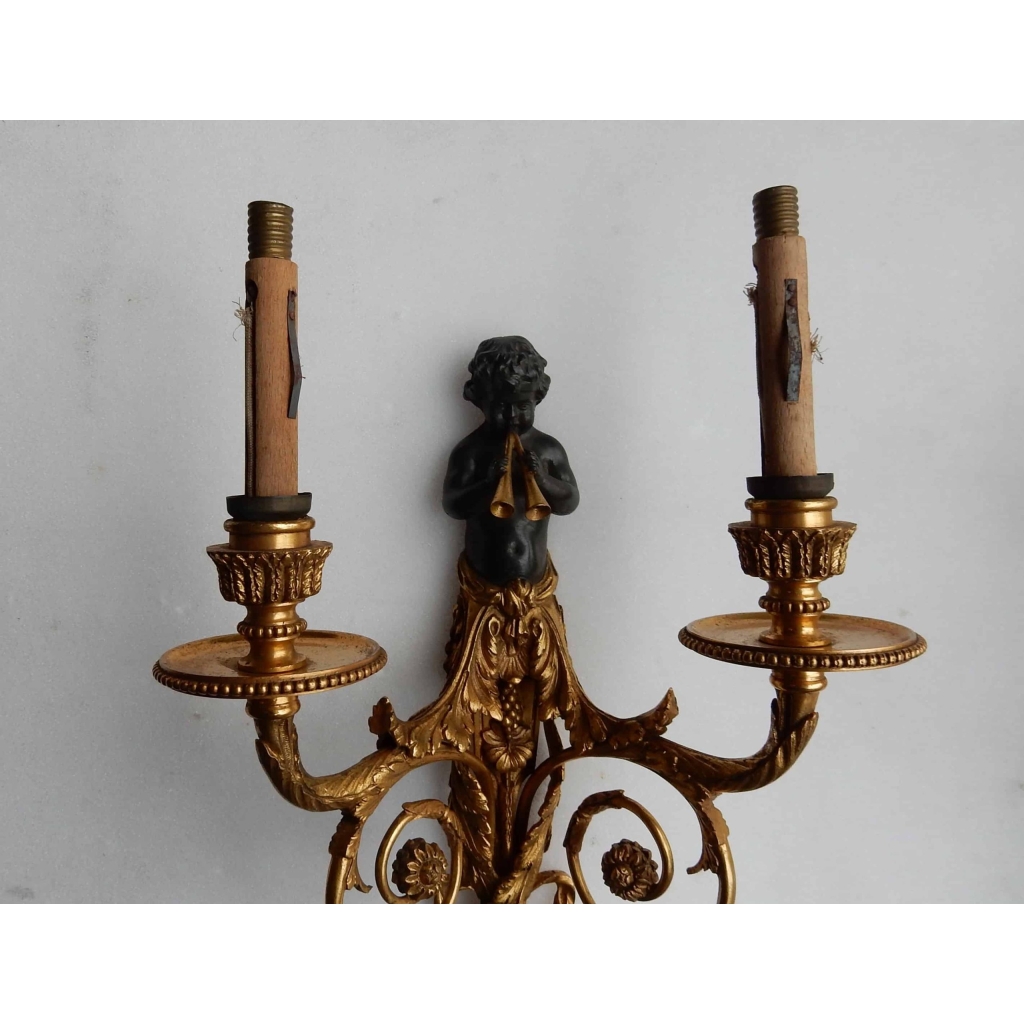 1900′ Paire d Appliques à Deux Bras de Lumière de Style Louis XVI en Bronze Doré d’Après un Modèle de Jean HAURE à Décor de Bustes d’Enfants Musiciens | Biron 1900' Paire d Appliques à Deux Bras de Lumière de Style Louis XVI en Bronze Doré d'Après un Modèle de Jean HAURE à Décor de Bustes d'Enfants Musiciens