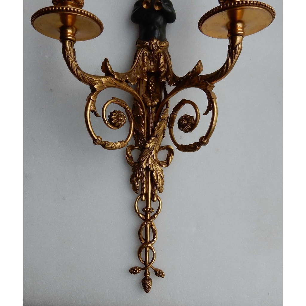 1900′ Paire d Appliques à Deux Bras de Lumière de Style Louis XVI en Bronze Doré d’Après un Modèle de Jean HAURE à Décor de Bustes d’Enfants Musiciens | Biron 1900' Paire d Appliques à Deux Bras de Lumière de Style Louis XVI en Bronze Doré d'Après un Modèle de Jean HAURE à Décor de Bustes d'Enfants Musiciens