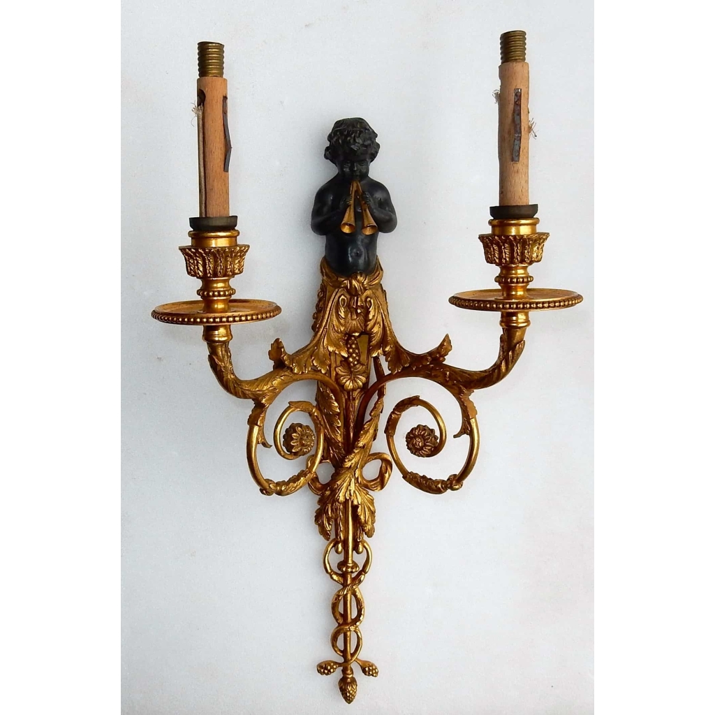 1900′ Paire d Appliques à Deux Bras de Lumière de Style Louis XVI en Bronze Doré d’Après un Modèle de Jean HAURE à Décor de Bustes d’Enfants Musiciens | Biron 1900' Paire d Appliques à Deux Bras de Lumière de Style Louis XVI en Bronze Doré d'Après un Modèle de Jean HAURE à Décor de Bustes d'Enfants Musiciens