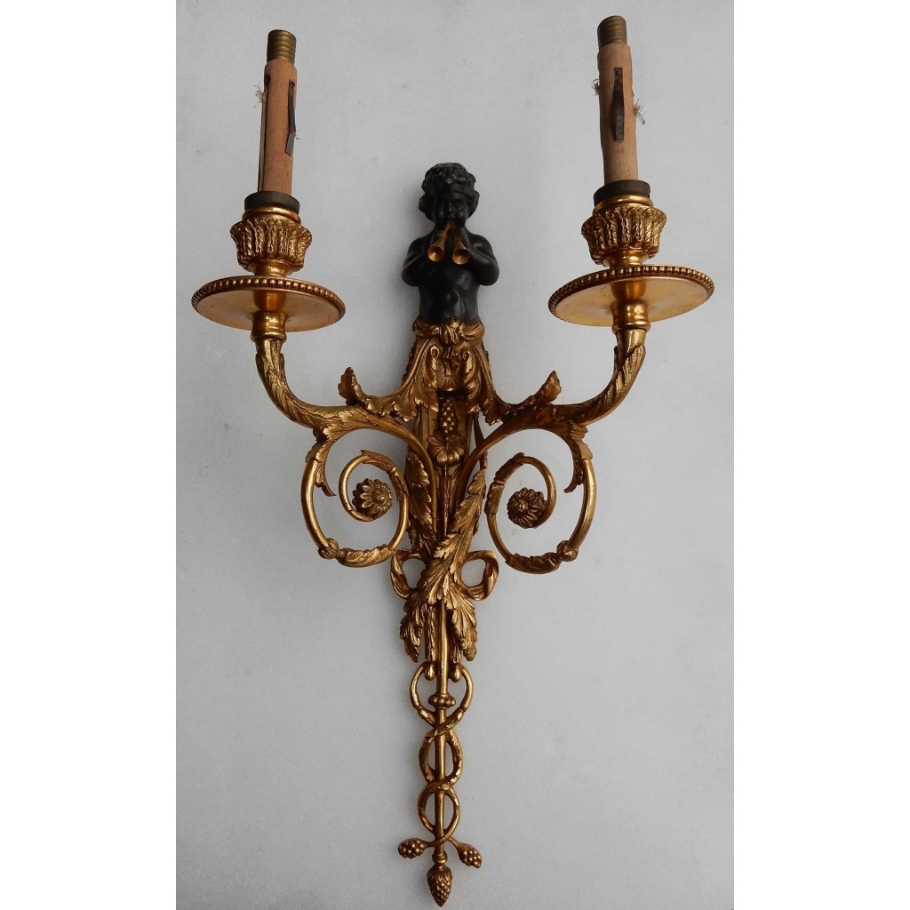 1900′ Paire d Appliques à Deux Bras de Lumière de Style Louis XVI en Bronze Doré d’Après un Modèle de Jean HAURE à Décor de Bustes d’Enfants Musiciens | Biron 1900' Paire d Appliques à Deux Bras de Lumière de Style Louis XVI en Bronze Doré d'Après un Modèle de Jean HAURE à Décor de Bustes d'Enfants Musiciens