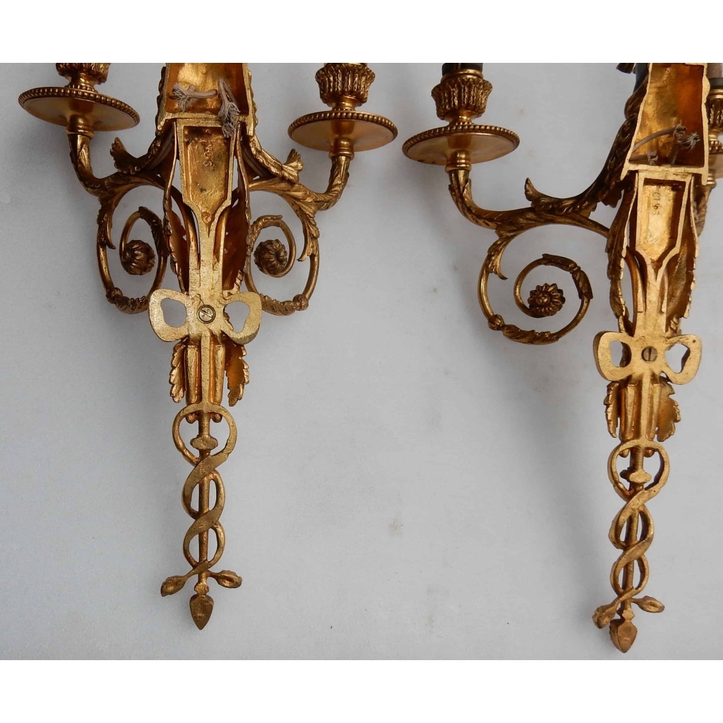 1900′ Paire d Appliques à Deux Bras de Lumière de Style Louis XVI en Bronze Doré d’Après un Modèle de Jean HAURE à Décor de Bustes d’Enfants Musiciens | Biron 1900' Paire d Appliques à Deux Bras de Lumière de Style Louis XVI en Bronze Doré d'Après un Modèle de Jean HAURE à Décor de Bustes d'Enfants Musiciens