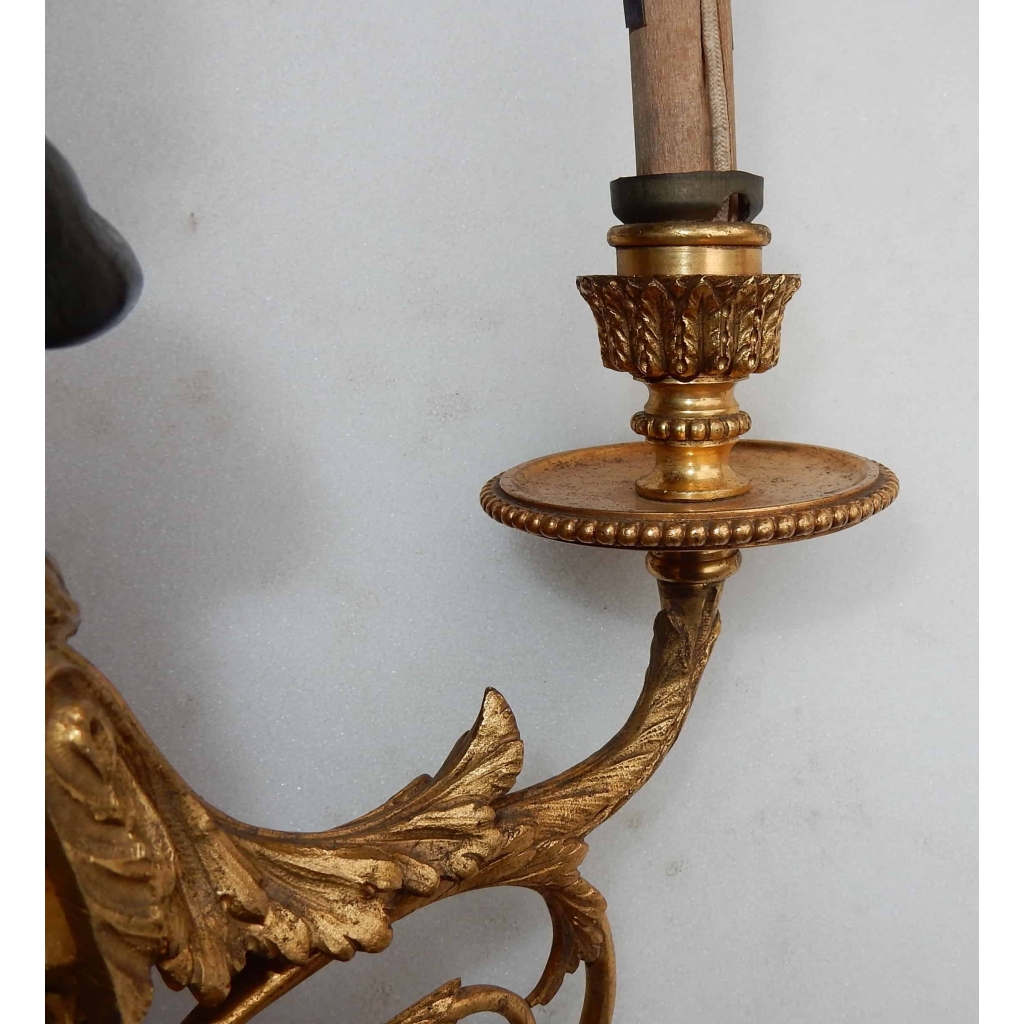 1900′ Paire d Appliques à Deux Bras de Lumière de Style Louis XVI en Bronze Doré d’Après un Modèle de Jean HAURE à Décor de Bustes d’Enfants Musiciens | Biron 1900' Paire d Appliques à Deux Bras de Lumière de Style Louis XVI en Bronze Doré d'Après un Modèle de Jean HAURE à Décor de Bustes d'Enfants Musiciens