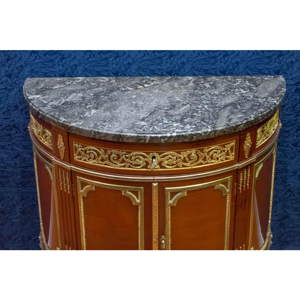Buffet demi-lune de style Louis XVI. | Biron Buffet demi-lune de style Louis XVI.