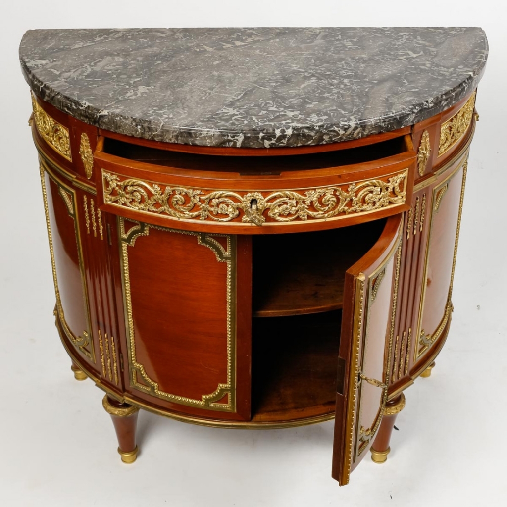 Buffet demi-lune de style Louis XVI. | Biron Buffet demi-lune de style Louis XVI.
