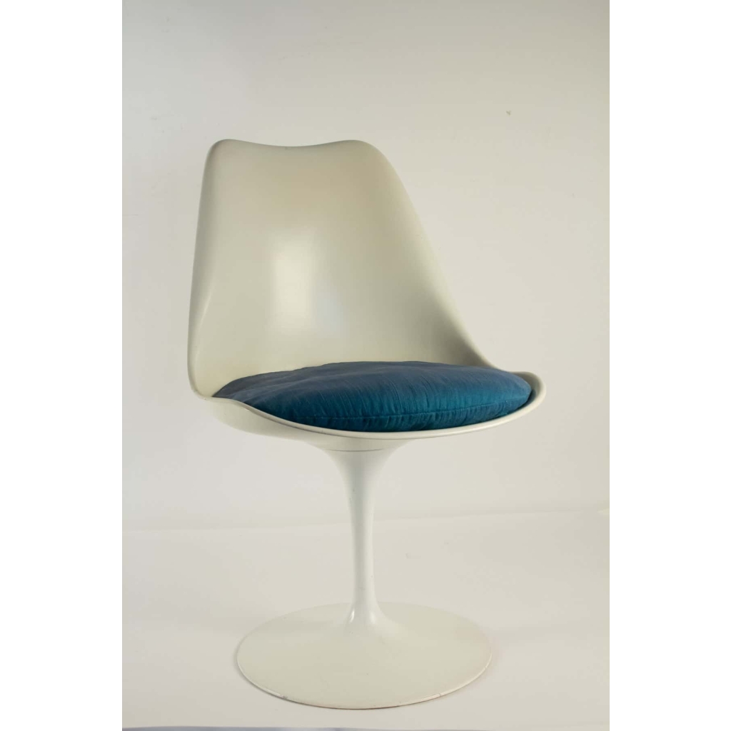 Eero SAARINEN (1910-1961) et Edition KNOLL 7 chaises modèle tulipe