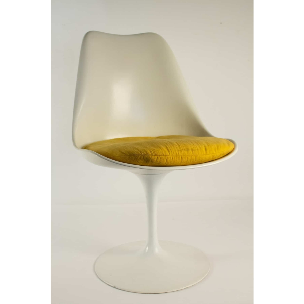 Eero SAARINEN (1910-1961) et Edition KNOLL 7 chaises modèle tulipe