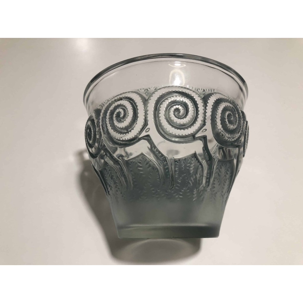 René LALIQUE (1860 – 1945) Vase « Rennes » – 1933 | Biron ||
