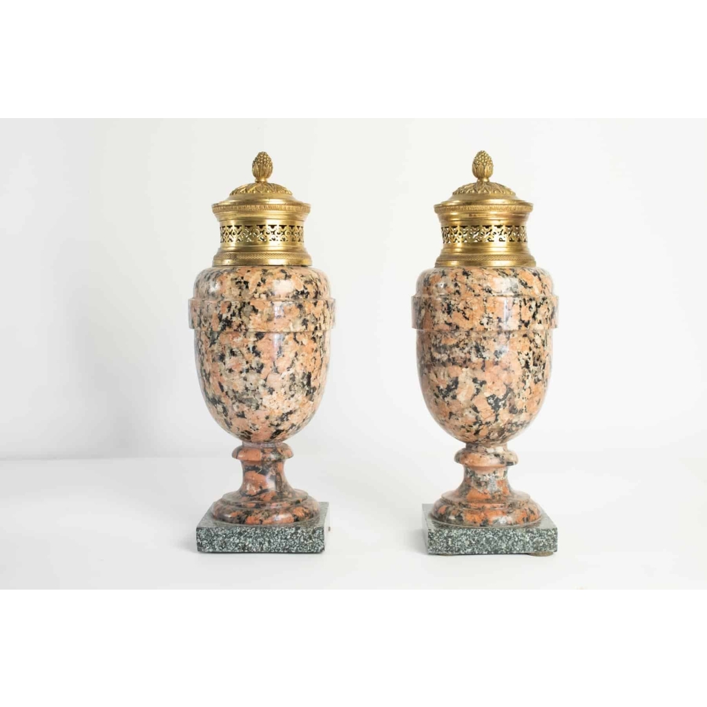 Paire de cassolettes en granite rose et bronze doré, époque Louis XVI, 18ème siècle.