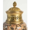 Paire de cassolettes en granite rose et bronze doré, époque Louis XVI, 18ème siècle.