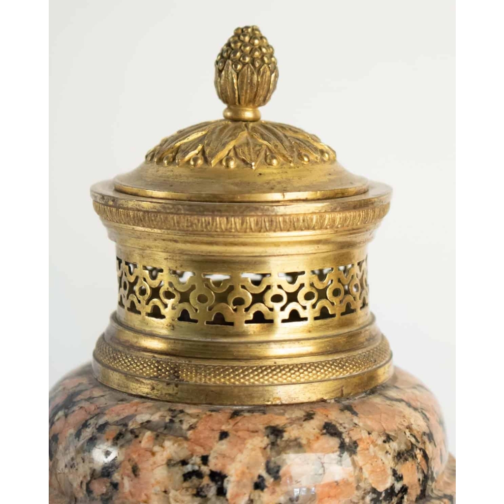 Paire de cassolettes en granite rose et bronze doré, époque Louis XVI, 18ème siècle.