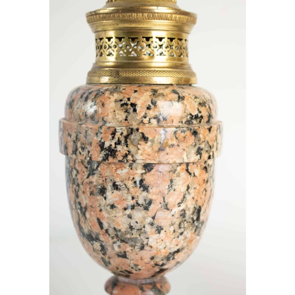 Paire de cassolettes en granite rose et bronze doré, époque Louis XVI, 18ème siècle.