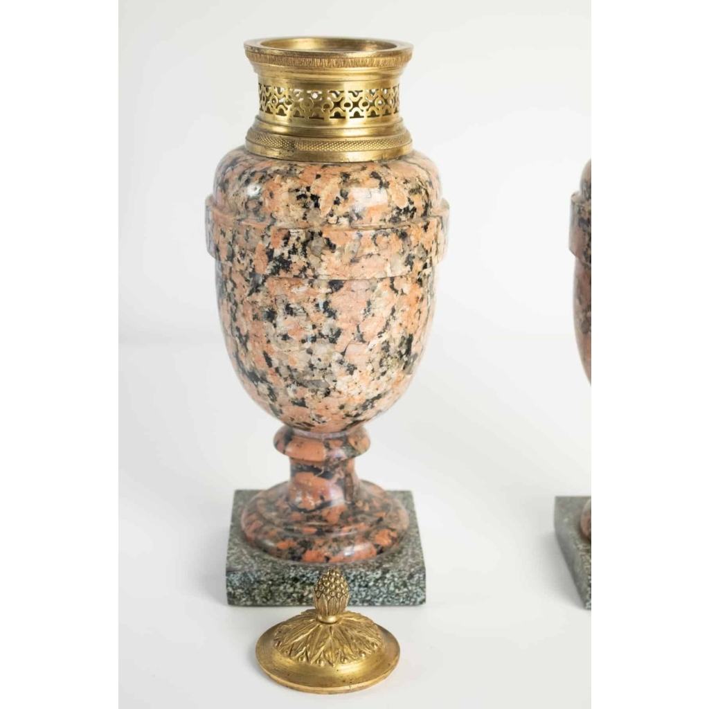 Paire de cassolettes en granite rose et bronze doré, époque Louis XVI, 18ème siècle.