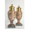 Paire de cassolettes en granite rose et bronze doré, époque Louis XVI, 18ème siècle.