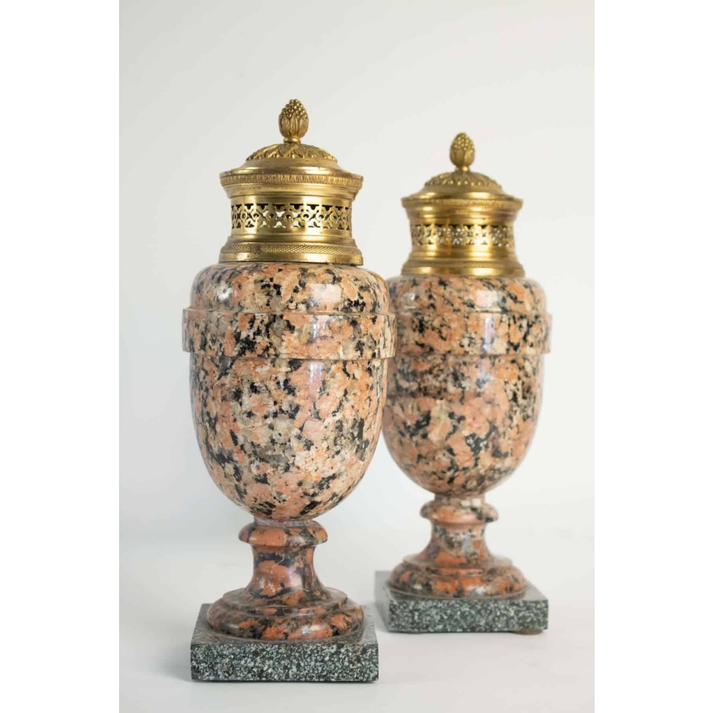 Paire de cassolettes en granite rose et bronze doré, époque Louis XVI, 18ème siècle.