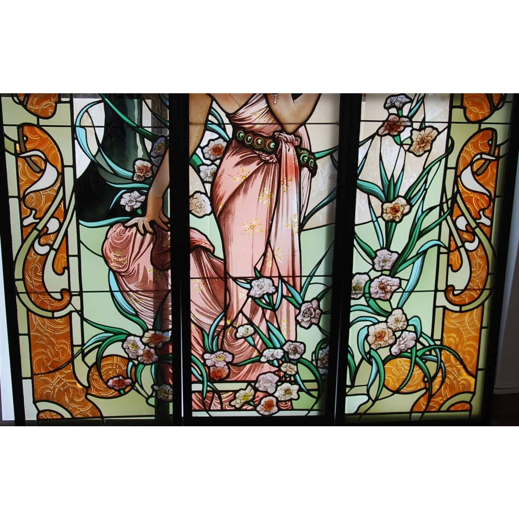 VITRAUX ART NOUVEAU FEMME AUX OEILLETS | Biron VITRAUX ART NOUVEAU FEMME AUX OEILLETS