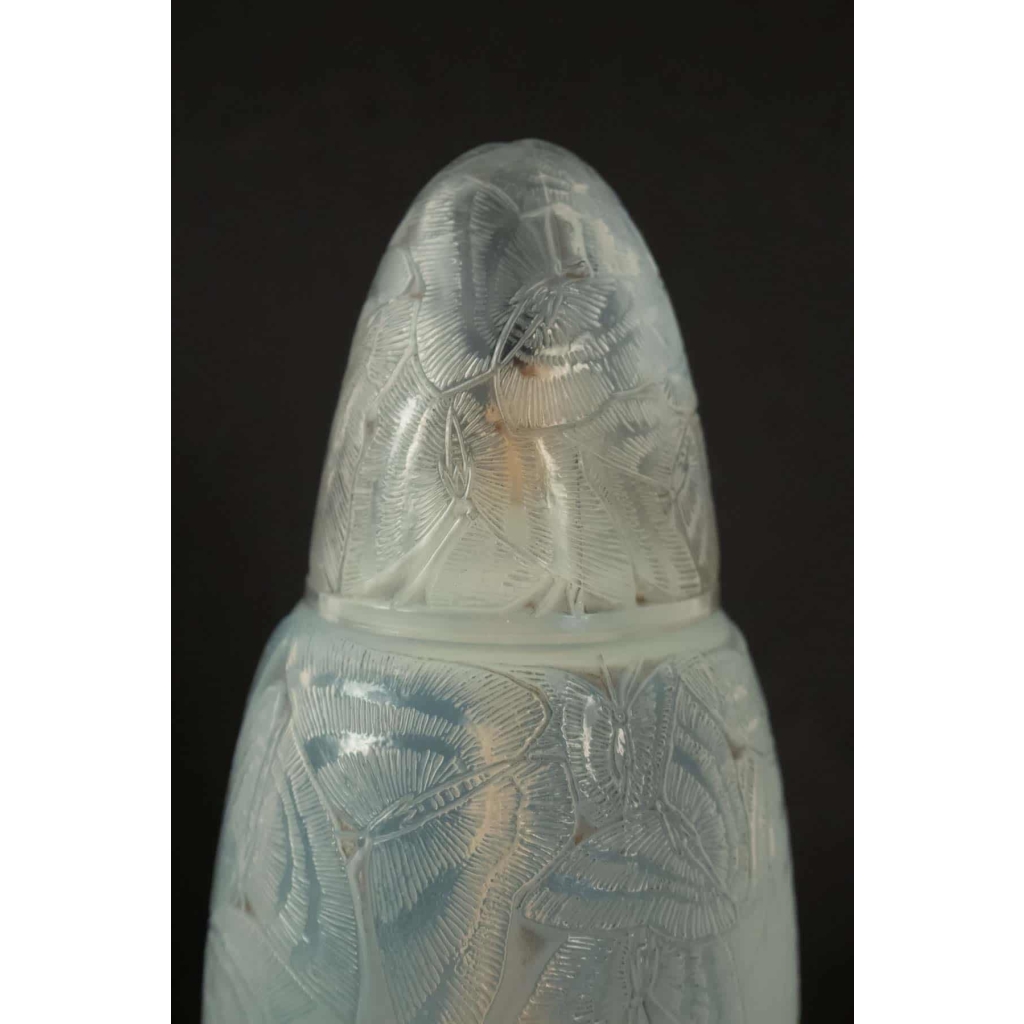 RENE LALIQUE «Papillons» – Brûle-parfum en verre opalescent 1920 | Biron RENE LALIQUE «Papillons» - Brûle-parfum en verre opalescent 1920