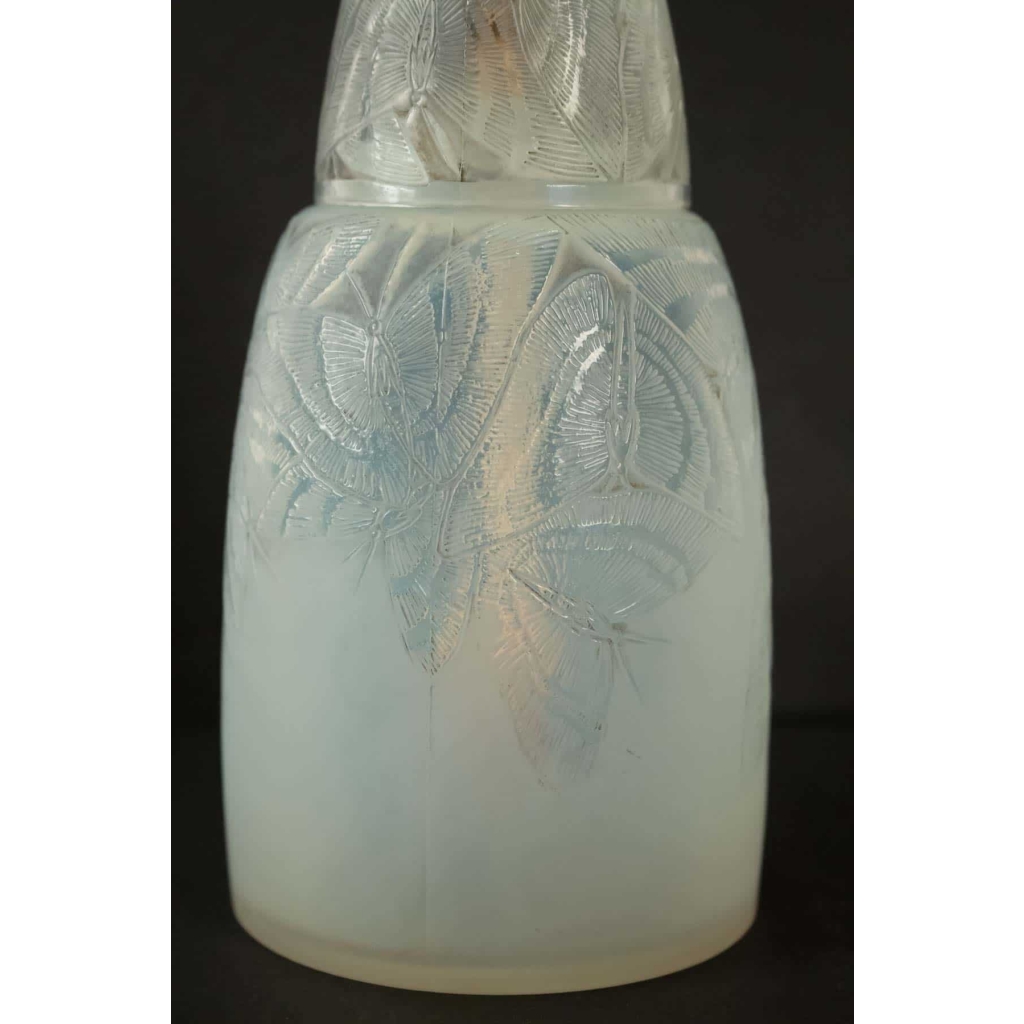 RENE LALIQUE «Papillons» – Brûle-parfum en verre opalescent 1920 | Biron RENE LALIQUE «Papillons» - Brûle-parfum en verre opalescent 1920