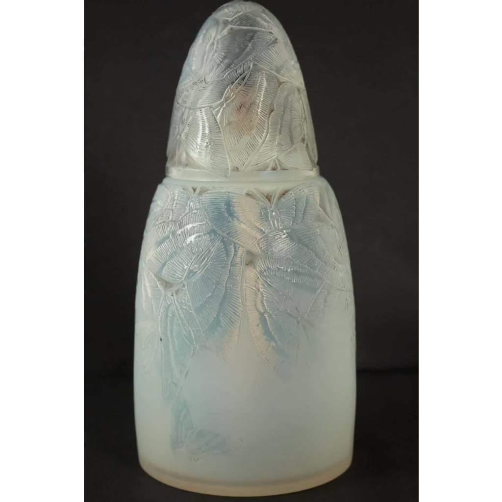 RENE LALIQUE «Papillons» – Brûle-parfum en verre opalescent 1920 | Biron RENE LALIQUE «Papillons» - Brûle-parfum en verre opalescent 1920