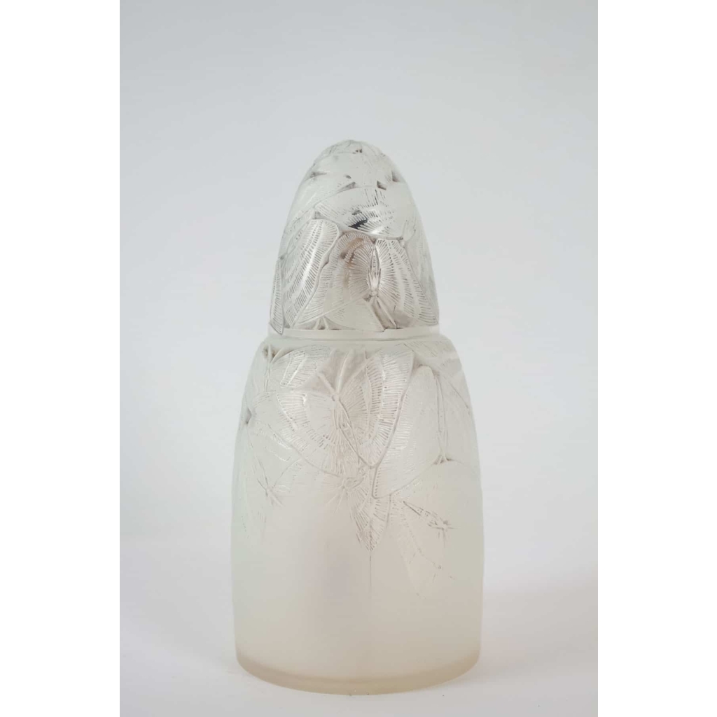 RENE LALIQUE «Papillons» – Brûle-parfum en verre opalescent 1920 | Biron RENE LALIQUE «Papillons» - Brûle-parfum en verre opalescent 1920