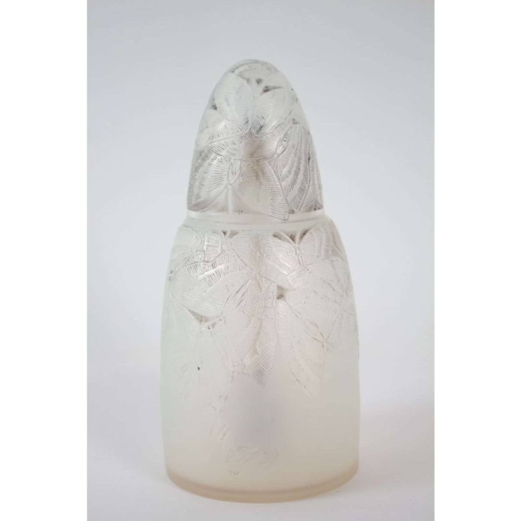 RENE LALIQUE «Papillons» – Brûle-parfum en verre opalescent 1920 | Biron RENE LALIQUE «Papillons» - Brûle-parfum en verre opalescent 1920