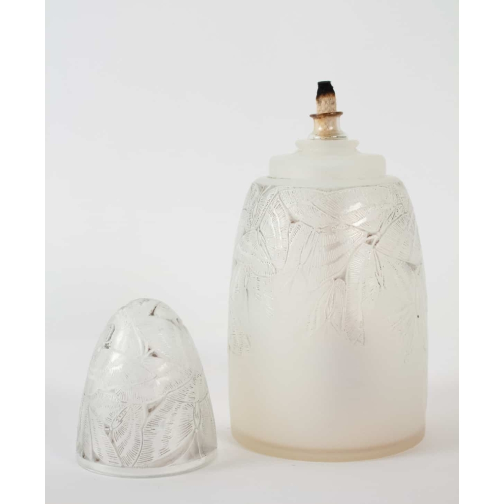 RENE LALIQUE «Papillons» – Brûle-parfum en verre opalescent 1920 | Biron RENE LALIQUE «Papillons» - Brûle-parfum en verre opalescent 1920