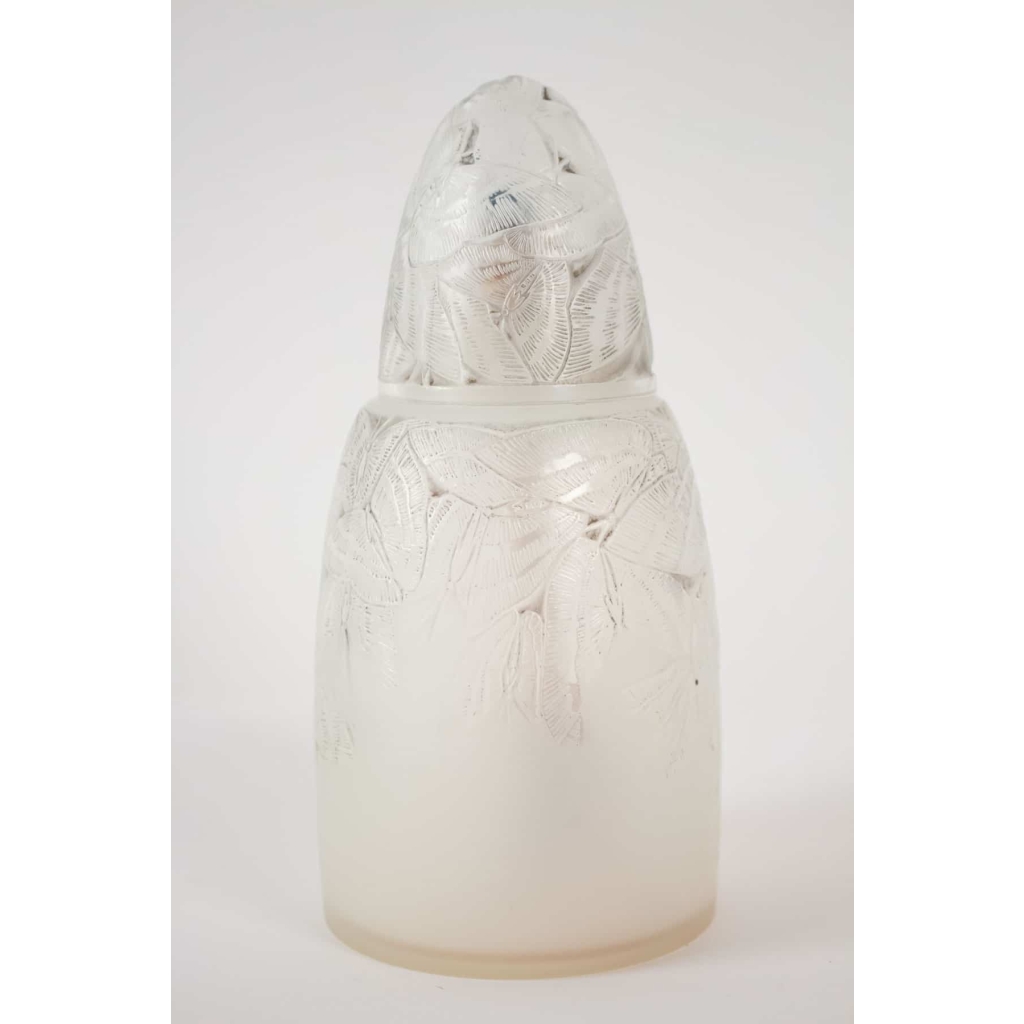 RENE LALIQUE «Papillons» – Brûle-parfum en verre opalescent 1920 | Biron RENE LALIQUE «Papillons» - Brûle-parfum en verre opalescent 1920