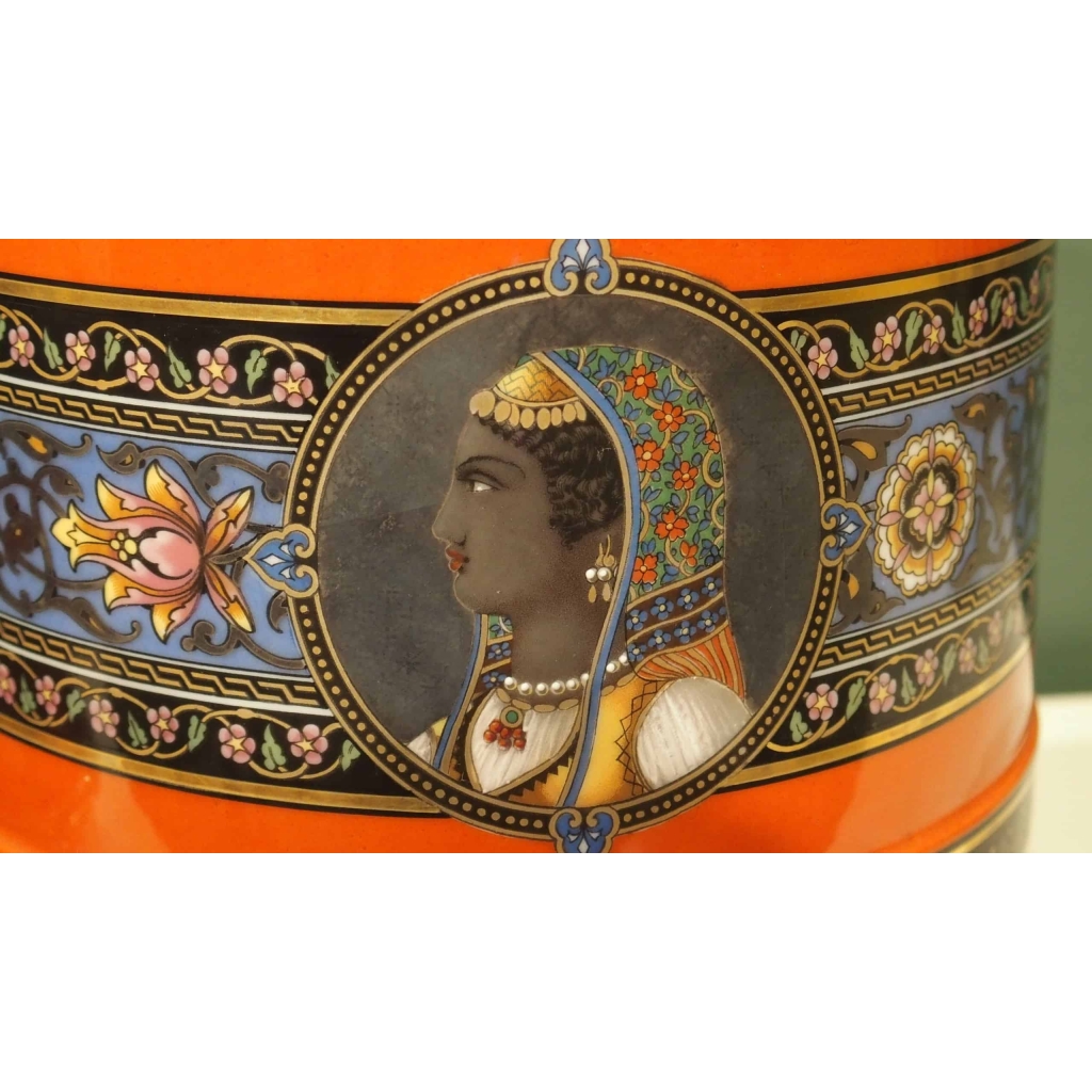 Paire de jardinières en porcelaine de Paris.