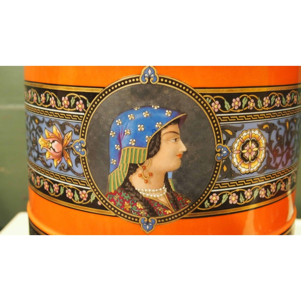 Paire de jardinières en porcelaine de Paris.